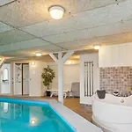 Vakantiehuis Child-friendly With Large Indoor Pool *