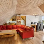 Child-friendly With Large Indoor Pool Vakantiehuis