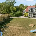Child-friendly With Large Indoor Pool Vakantiehuis *